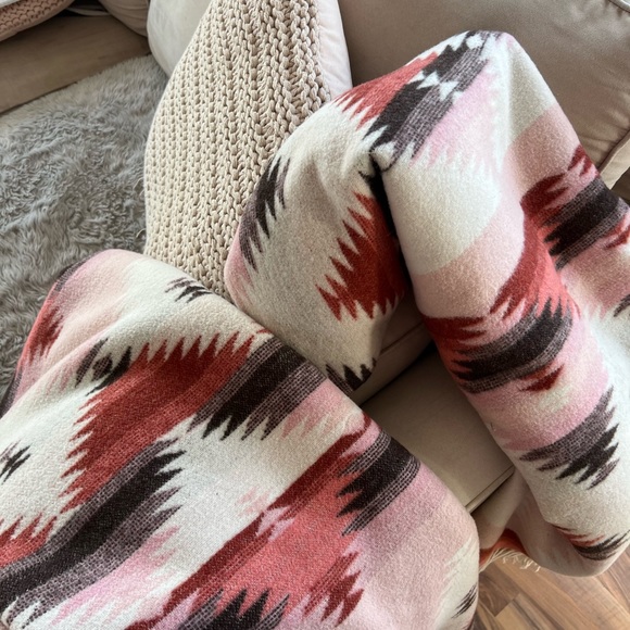 ANUPAYA recycled wool blankets pink motif Canadian made - Picture 3 of 5